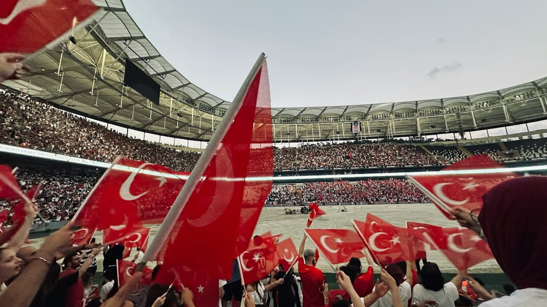 Turkish female presenter and team coaching specialist in her 30s